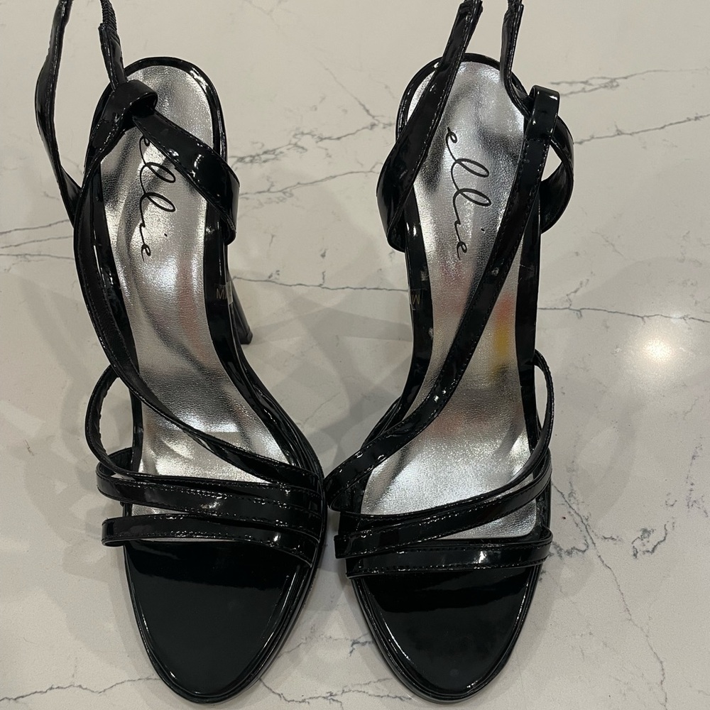 Woman’s Elle Black Pumps Size 8